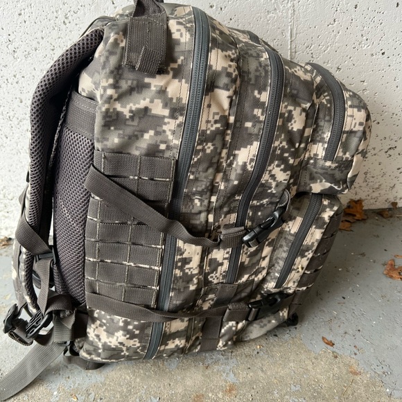 Camouflage Tactical Medical Backpack - Picture 3 of 7